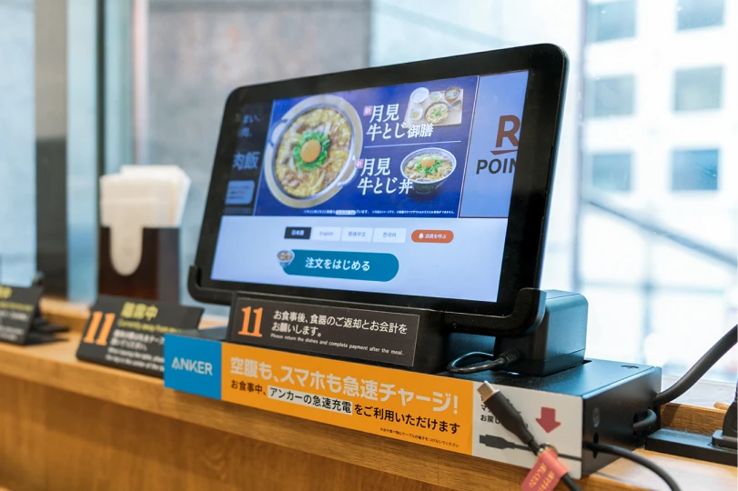 吉野家の客席に常設された充電ケーブル