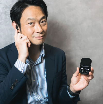 Liberty 5 Pro Maxを手にする秀 誠氏