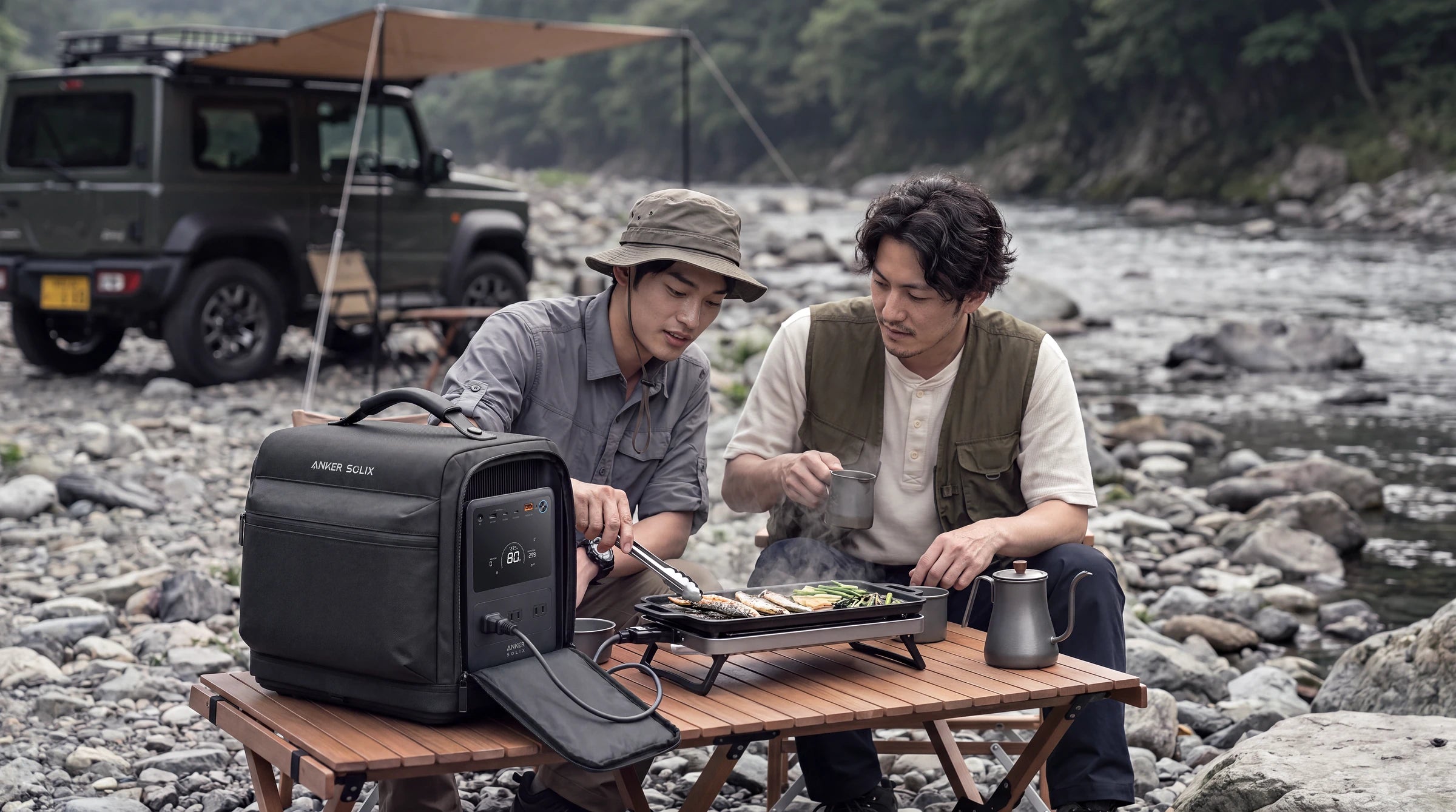 Anker Solix S2000 専用防塵 & 防水バッグに本体を入れたまま河原のキャンプで使用している様子